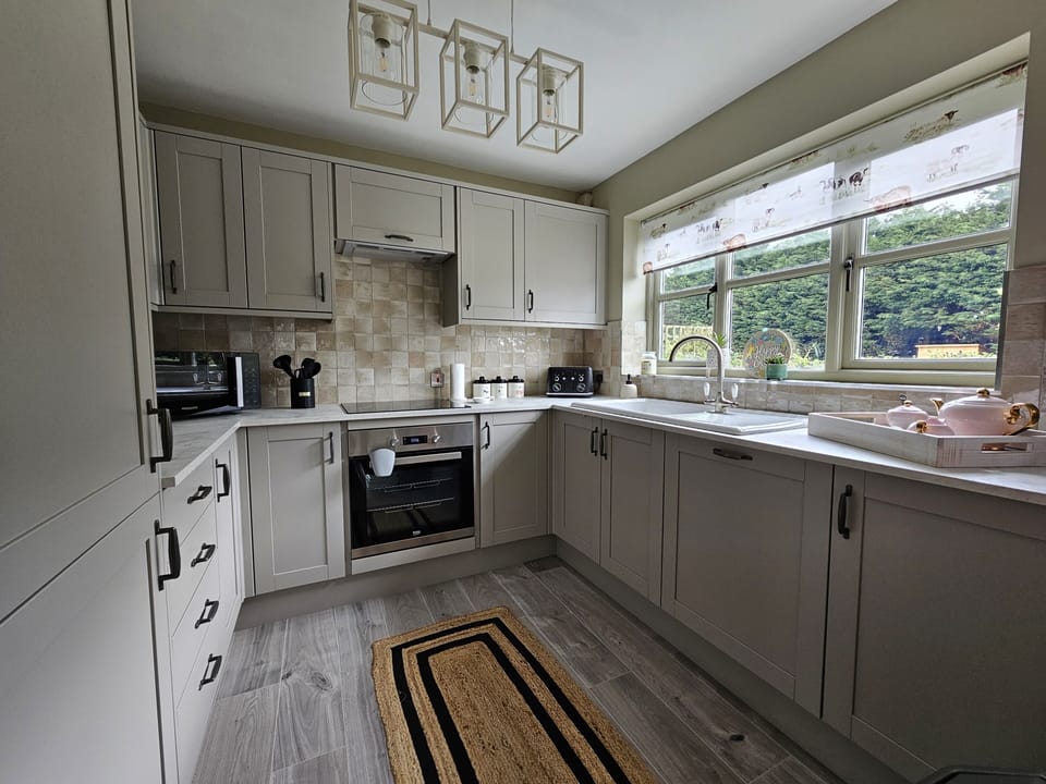 Cottage | Private kitchen | Fridge, microwave, oven, stovetop