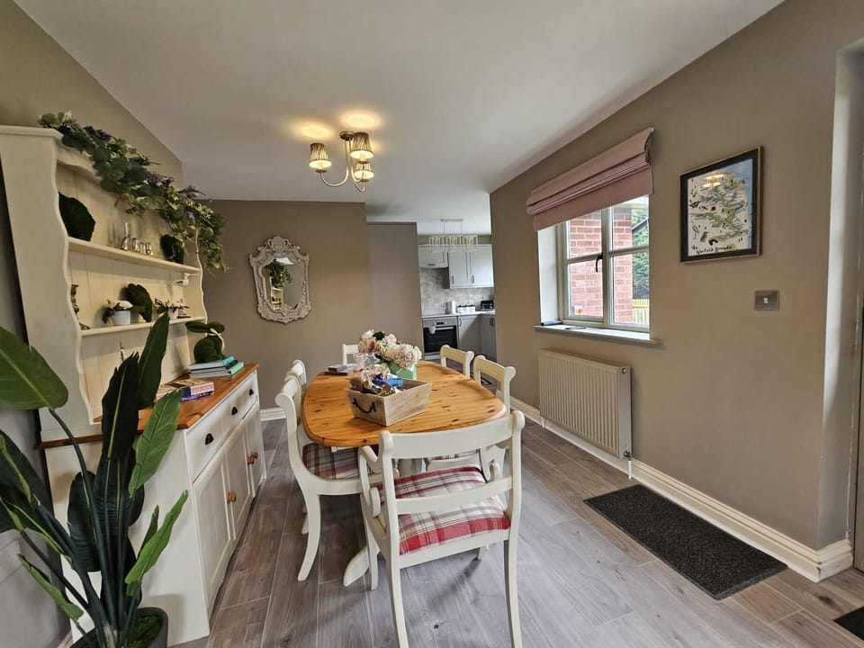 Cottage | Dining