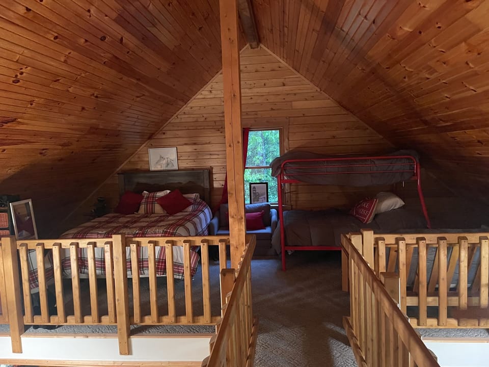Loft w Queen, bunk bed (single/double) and futon