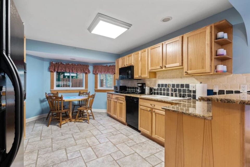 Fully equipped kitchen with eat-in area