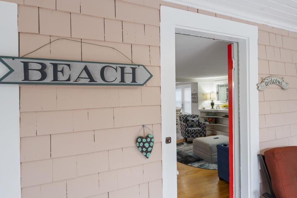 3 seasons porch with new laminate flooring and ceiling fan