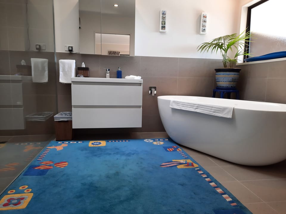 Premium Double or Twin Room, 1 Bedroom, Non Smoking, River View | Bathroom | Designer toiletries, hair dryer, bathrobes, towels