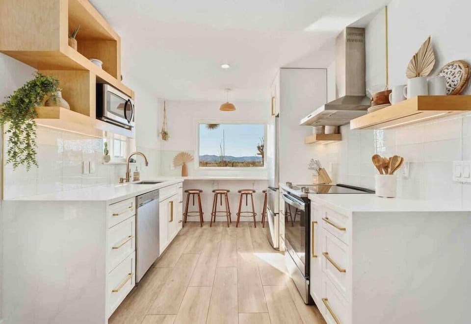 Fully stocked kitchen (1)