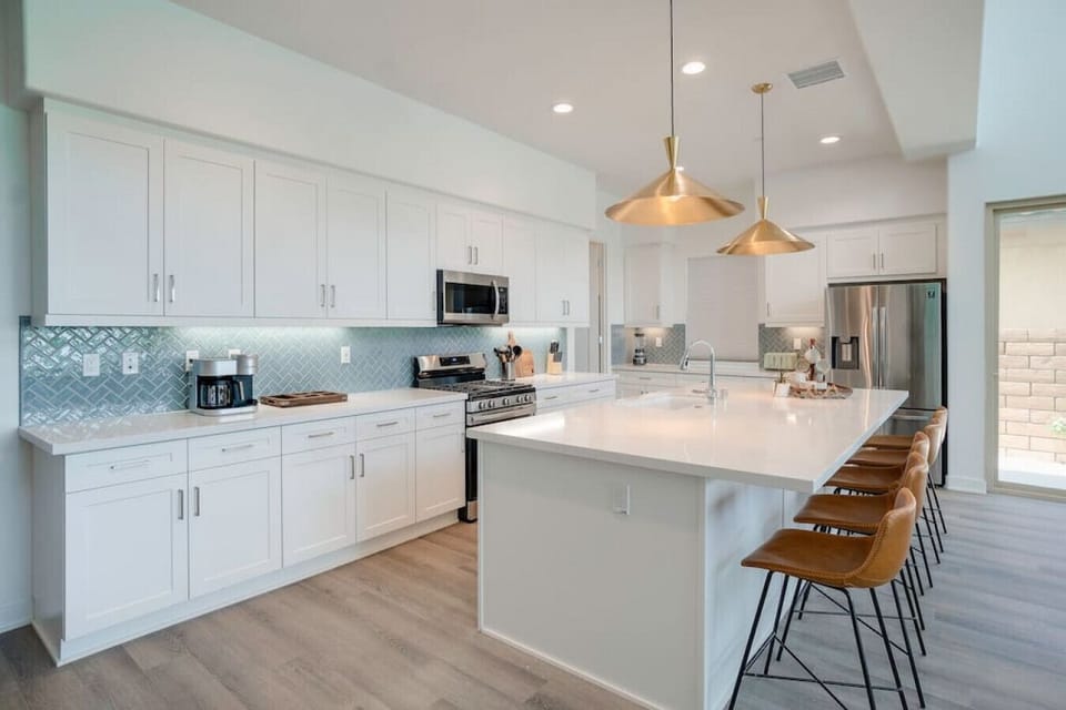 Bright kitchen w/ large island, bar seating & modern finishes throughout