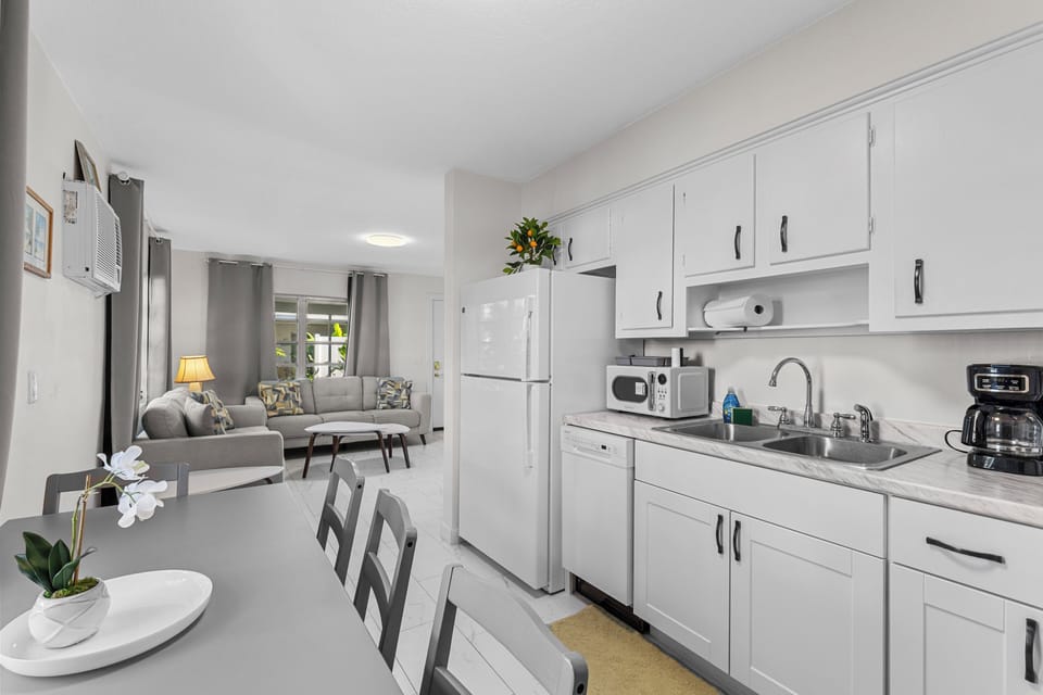 Beautiful large kitchen with dishwasher.