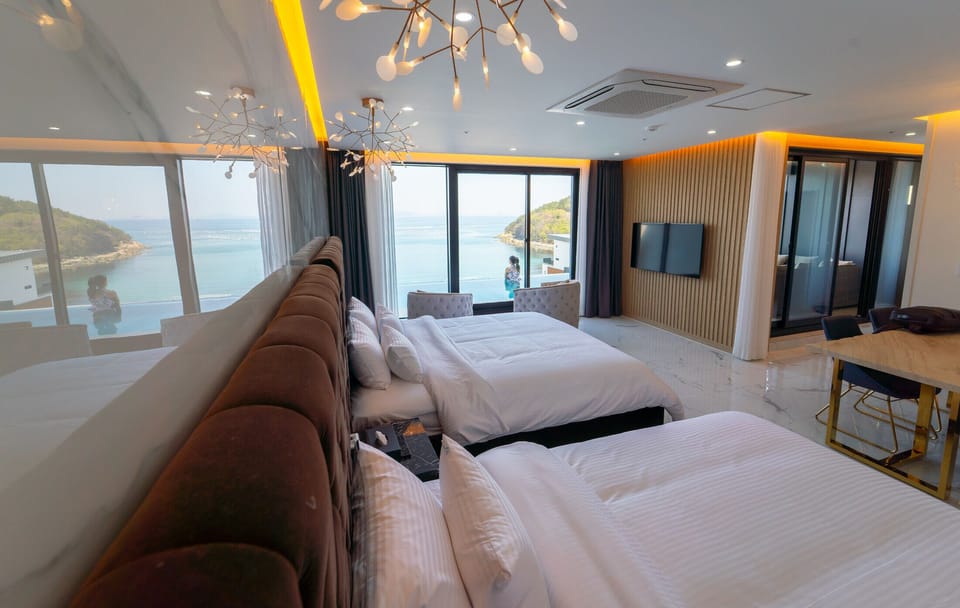 Rooftop Pool Villa B | Free WiFi