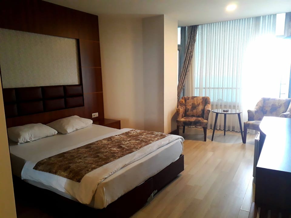 Elite Double Room | Desk, laptop workspace, free WiFi, bed sheets