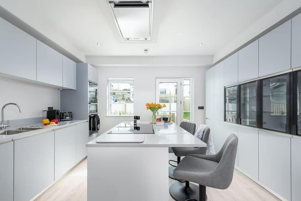 Kitchen at 1 The Strand, Porth, Cornwall, self catering with Beach Retreats.