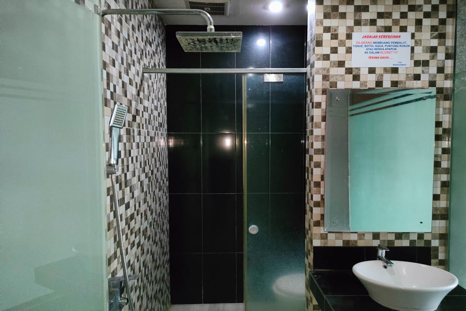 Executive Room | Bathroom | Shower, rainfall showerhead, free toiletries, towels