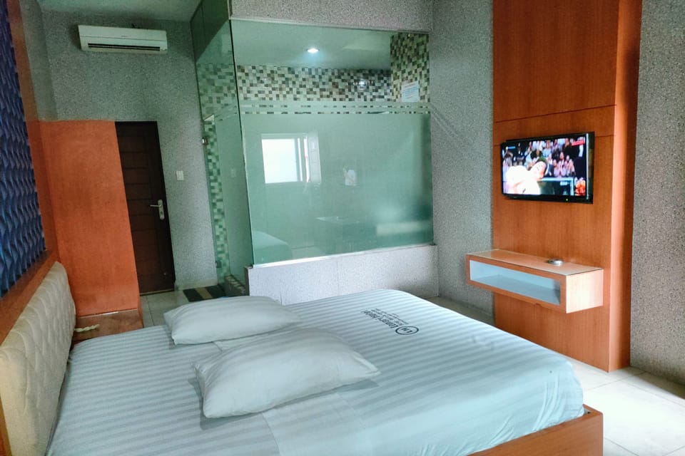 Executive Room | Desk, WiFi (free), bed sheets
