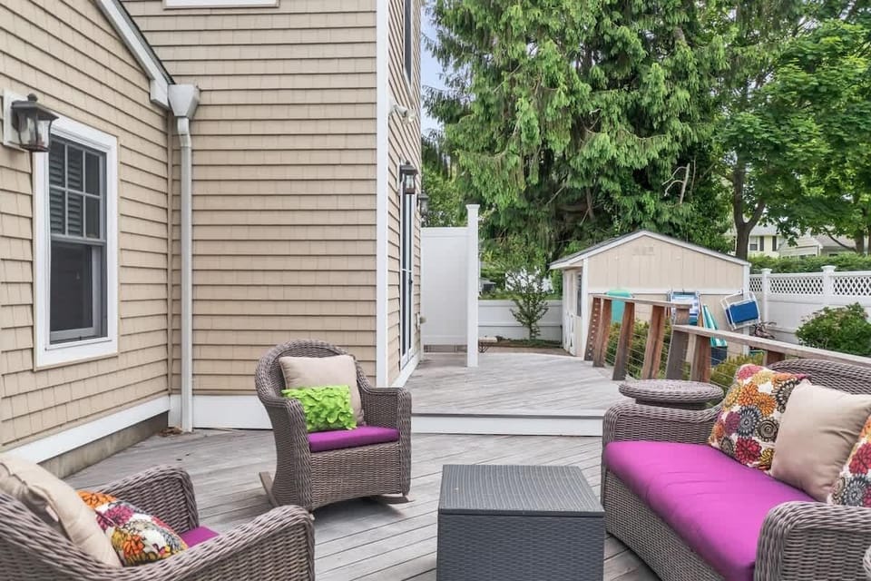 Large Private patio with outdoor seating