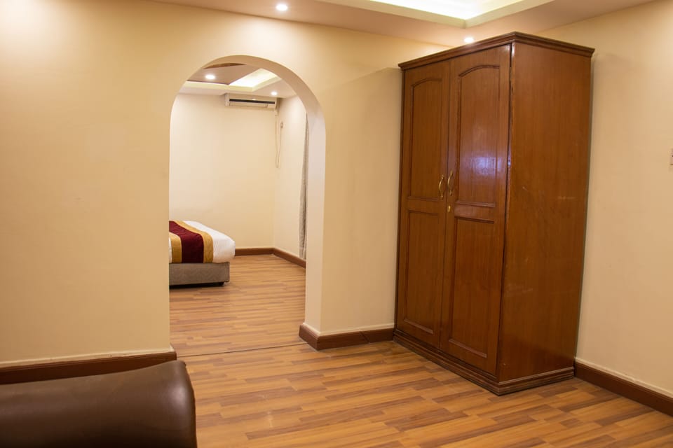 Executive Studio Suite | Egyptian cotton sheets, premium bedding, Select Comfort beds, desk
