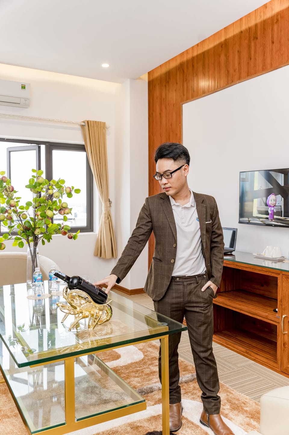 Family Suite | Living area | 55-inch LED TV with satellite channels, TV