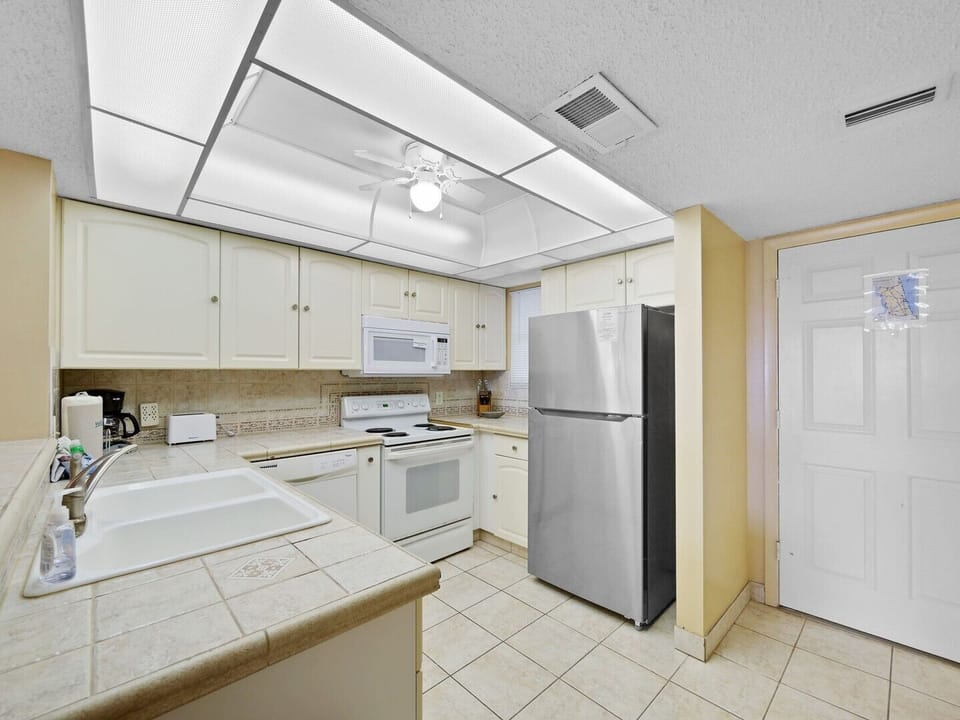 Spacious full kitchen