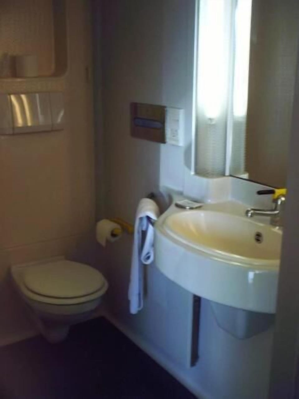 Double Room | Bathroom | Combined shower/tub, free toiletries, hair dryer, towels