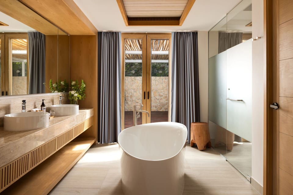 Presidential Suite, 1 King Bed | Bathroom | Free toiletries, hair dryer, slippers, towels