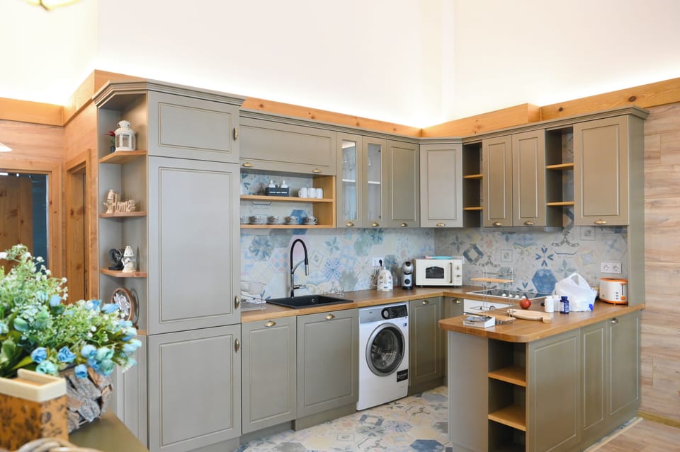 Deluxe Chalet, 3 Bedrooms, Sauna, Mountain View | Private kitchen | Fridge, microwave, oven, stovetop