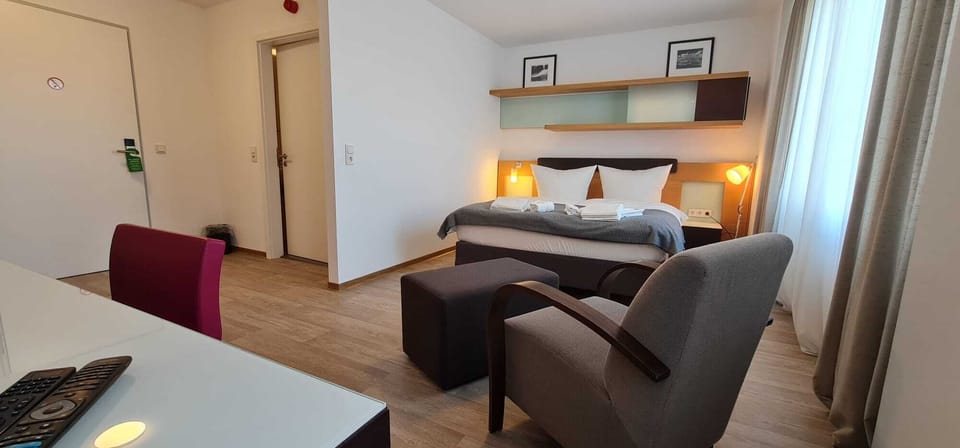 Deluxe Room | Minibar, in-room safe, desk, blackout drapes