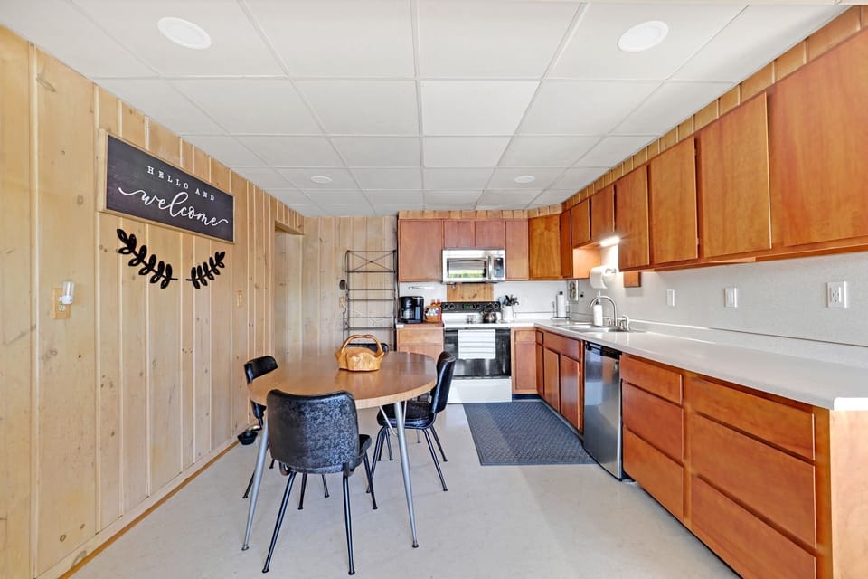 House, 4 Bedrooms | Private kitchen | Coffee/tea maker, fridge, oven, toaster