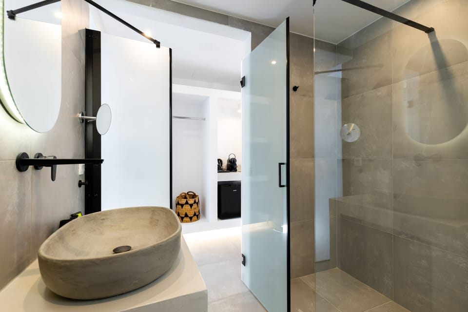 Shower, rainfall showerhead, free toiletries, hair dryer