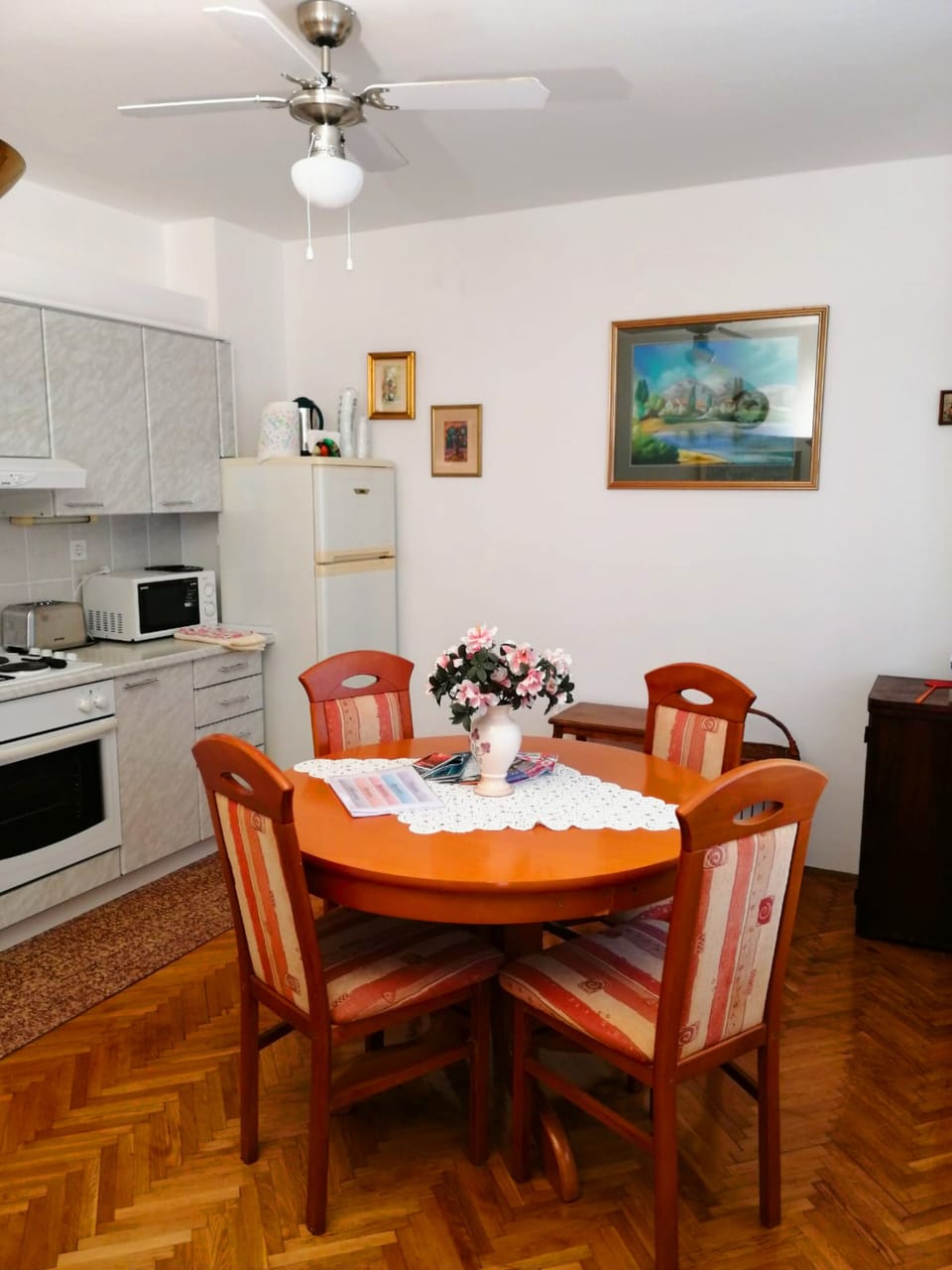 City Apartment (1 Bedroom) | Private kitchen | Fridge, microwave, oven, electric kettle