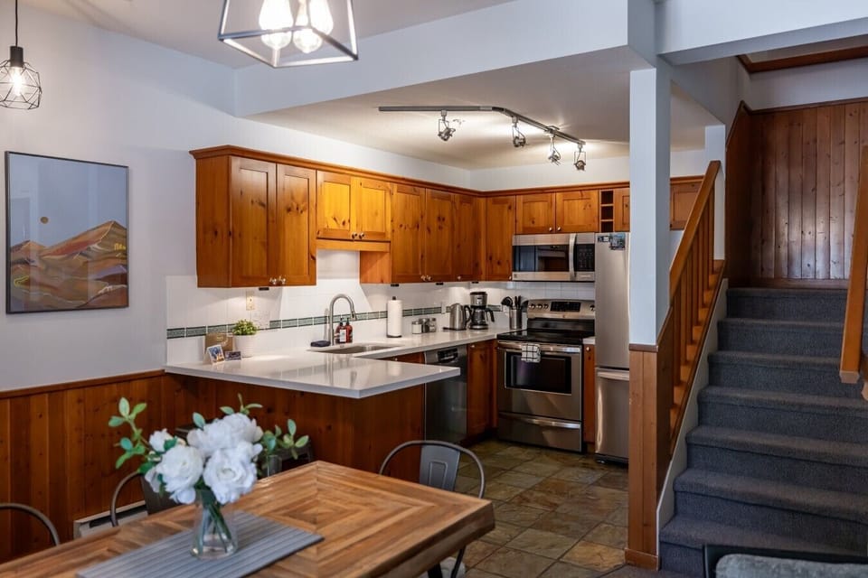 `Location location!!! This place was perfect, very cozy and walkable. Host was very very responsive. Would 100% stay here again`- Shelby