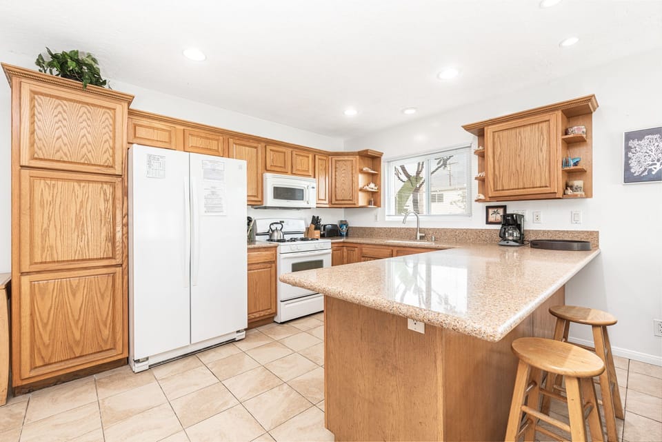 The kitchen comes stocked with all your meal prep gear: dishes, utensils, cookware, bakeware, small appliances, and all major appliances.
                