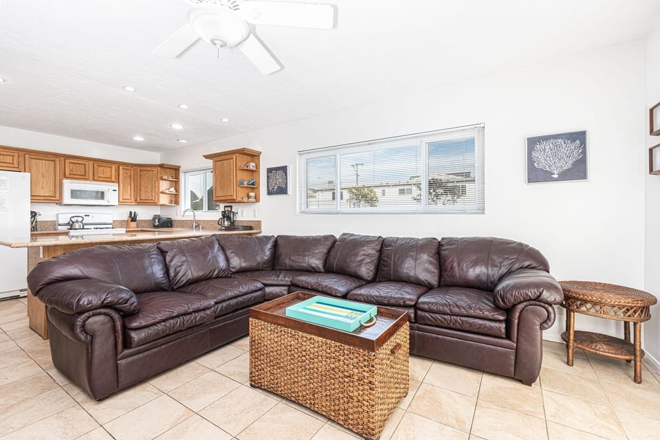 The open floor plan makes it easy for groups to unwind together after a day at the beach.
                