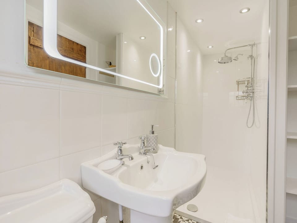 Shower room | Duck Island Cottage, Ringwood