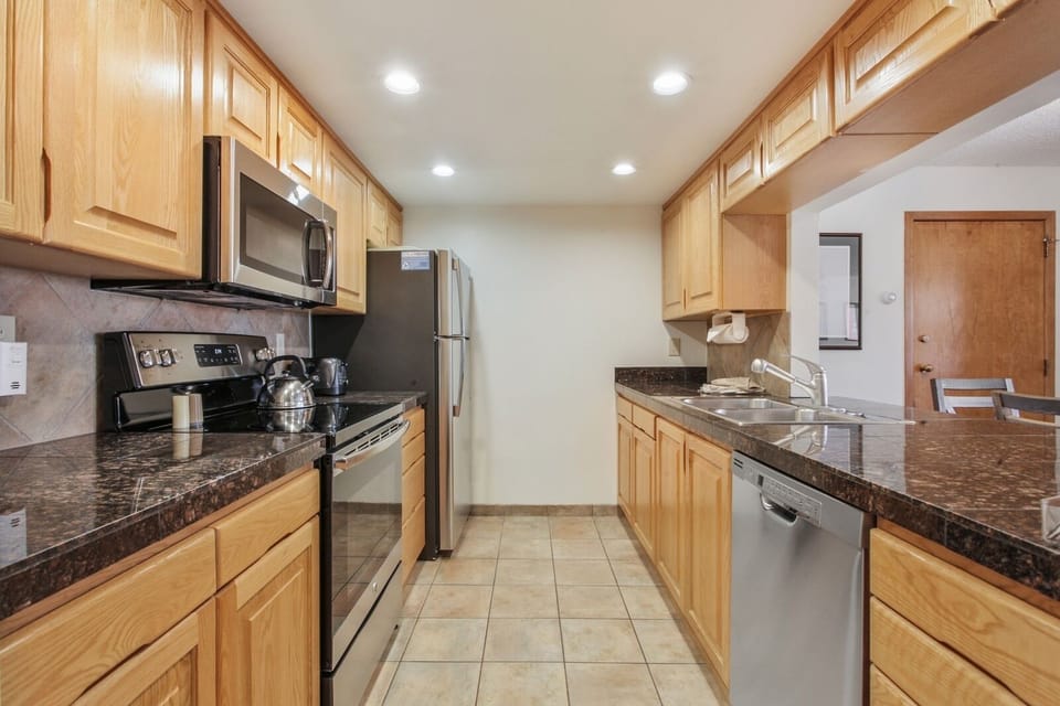 Flooring, Room, Indoors, Oven, Microwave