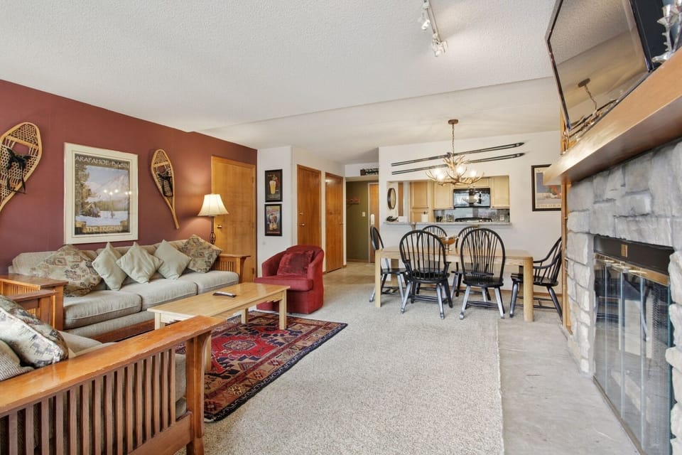 Living Room, Room, Indoors, Flooring, Couch