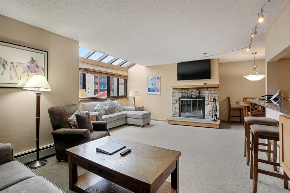 Furniture, Living Room, Room, Indoors, Table