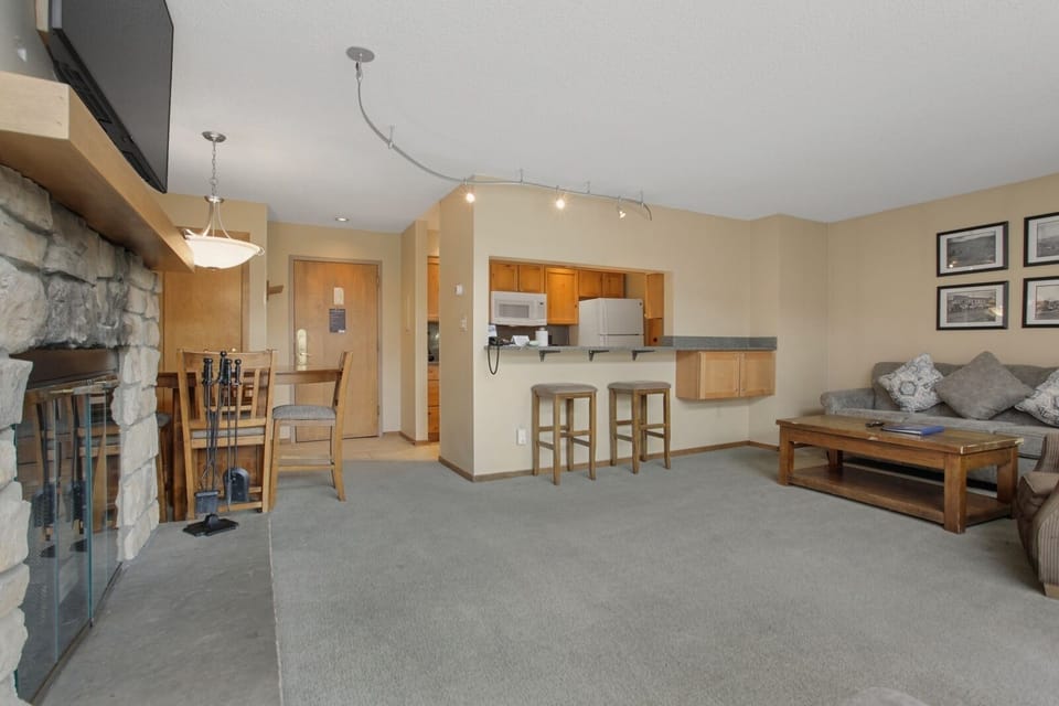 Flooring, Floor, Hardwood, Living Room, Room
