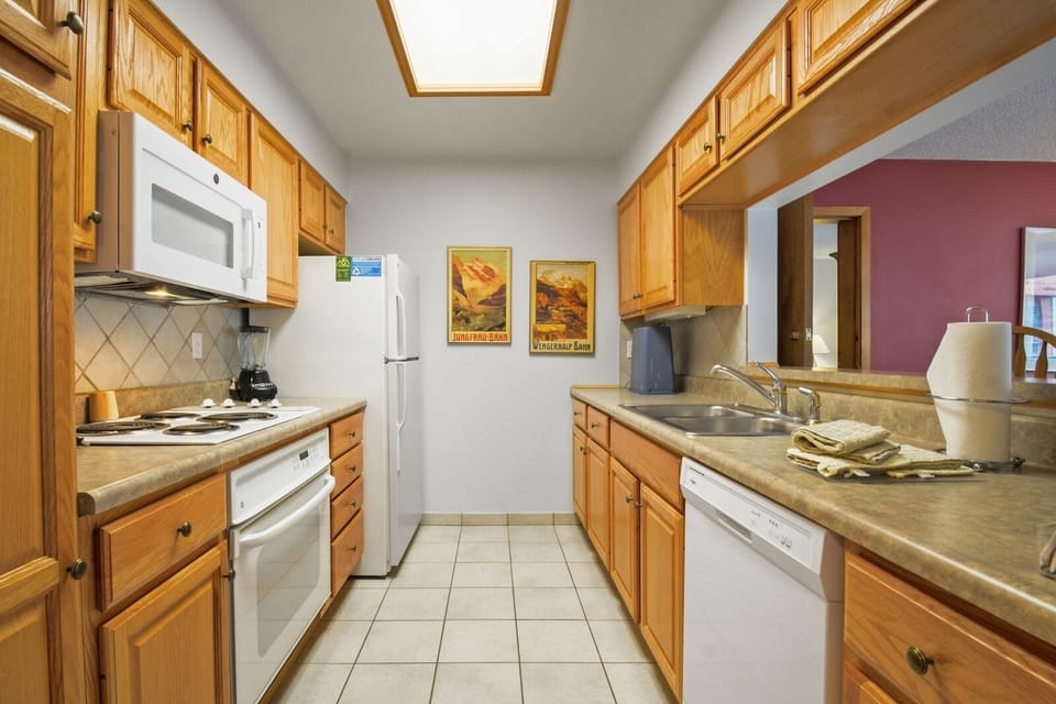 Indoors, Room, Flooring, Kitchen, Oven