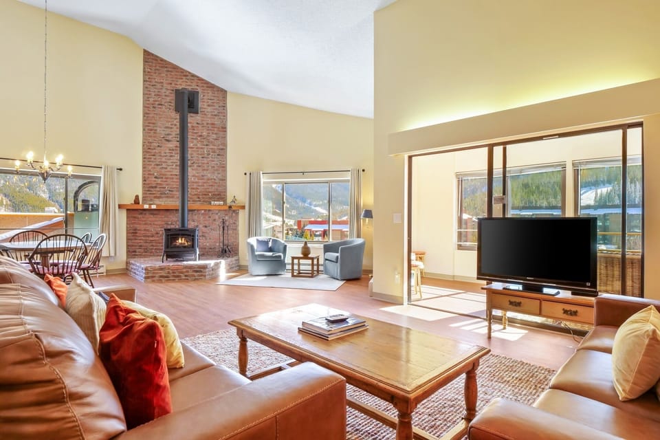 Furniture, Indoors, Living Room, Home Decor, Screen