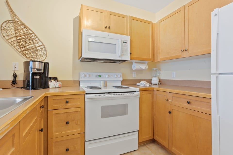 Room, Indoors, Oven, Kitchen, Microwave