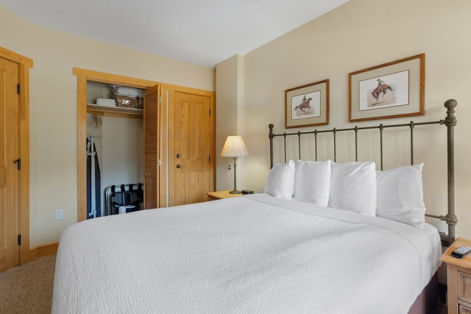 Bed, Furniture, Bedroom, Room, Indoors