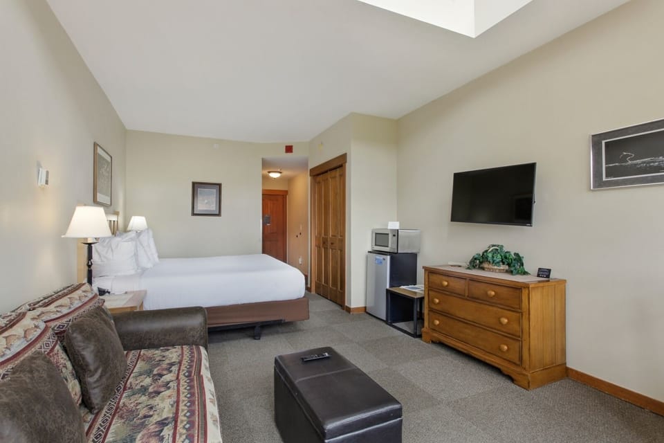 Bedroom, Room, Indoors, Screen, Furniture
