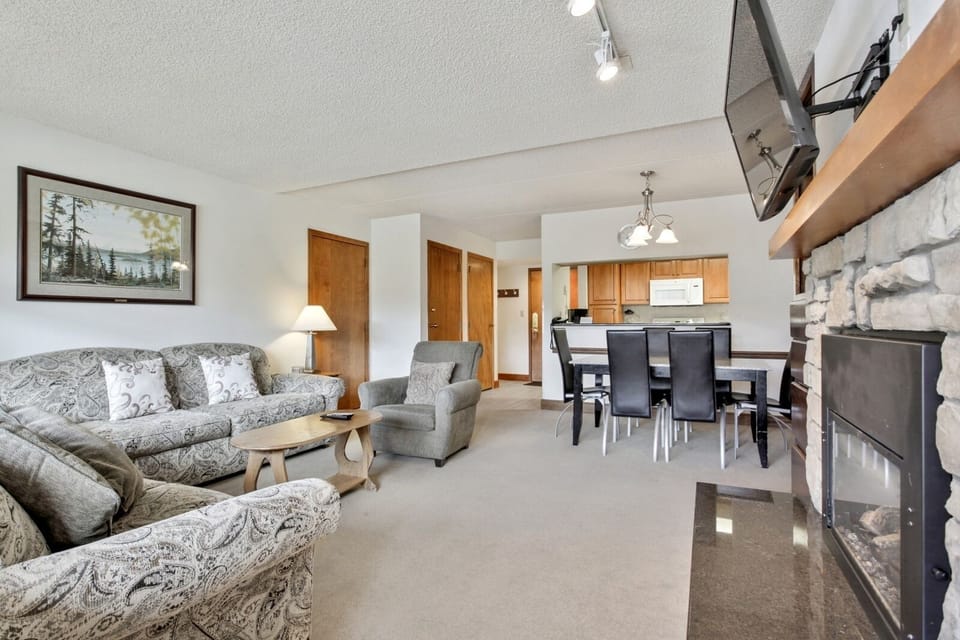 Living Room, Room, Indoors, Furniture, Flooring