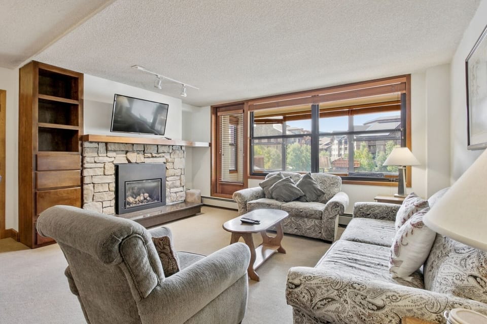 Screen, Living Room, Indoors, Room, Furniture
