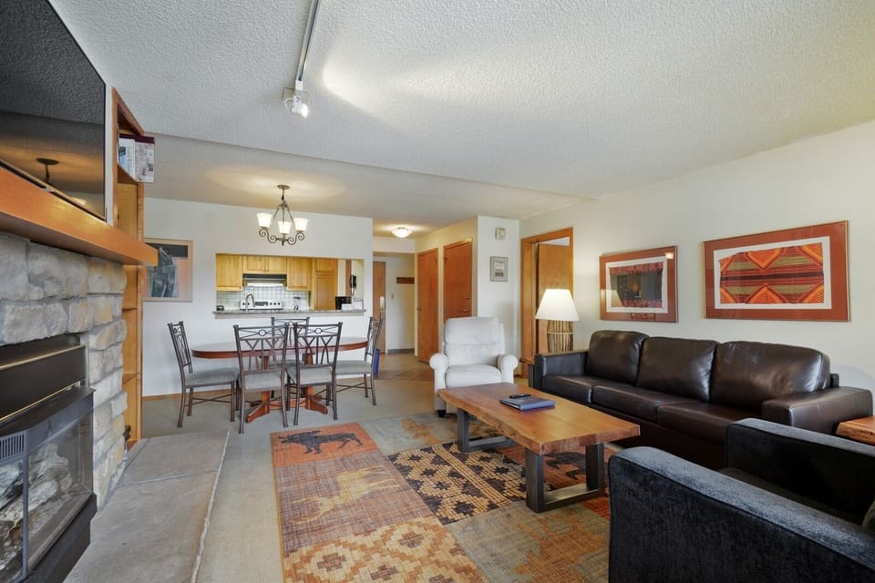 Living Room, Room, Indoors, Flooring, Couch