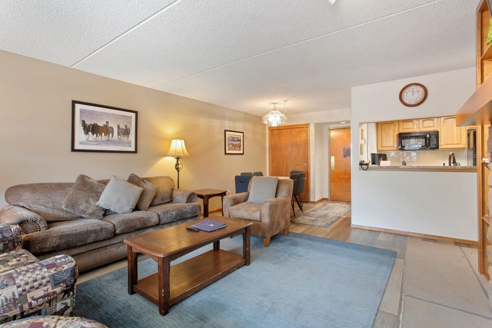 Living Room, Room, Indoors, Flooring, Couch