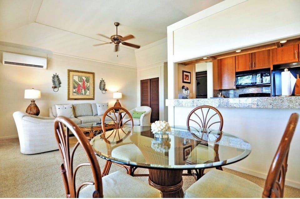 Dining area for 4 people with A/C and a ceiling fan.