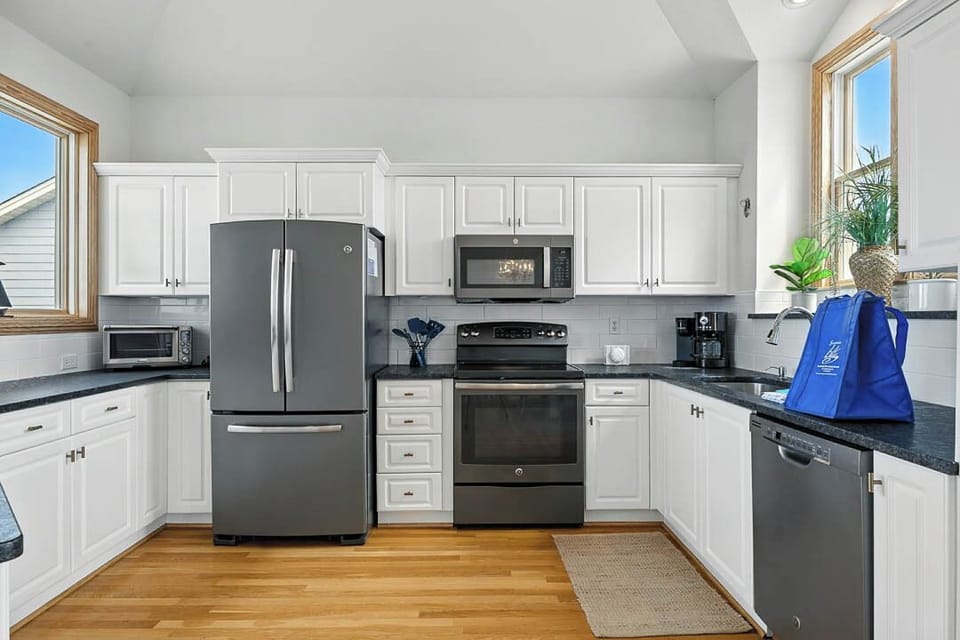 Top-Level Kitchen with Bar (seats 3)