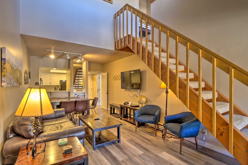 Flooring, Hardwood, Living Room, Indoors, Room