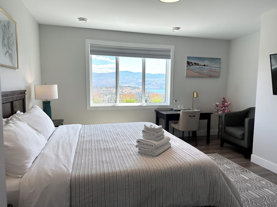 Luxury Room, 1 King Bed, Lake View | Premium bedding, desk, iron/ironing board, WiFi (free)