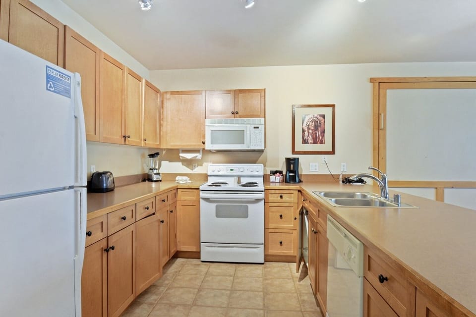 Room, Indoors, Refrigerator, Microwave, Oven