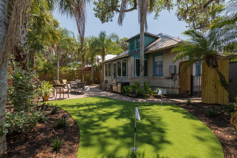 Delightful Backyard - Solo Firepit, Putting Green, Gas Grill, Dining for 6