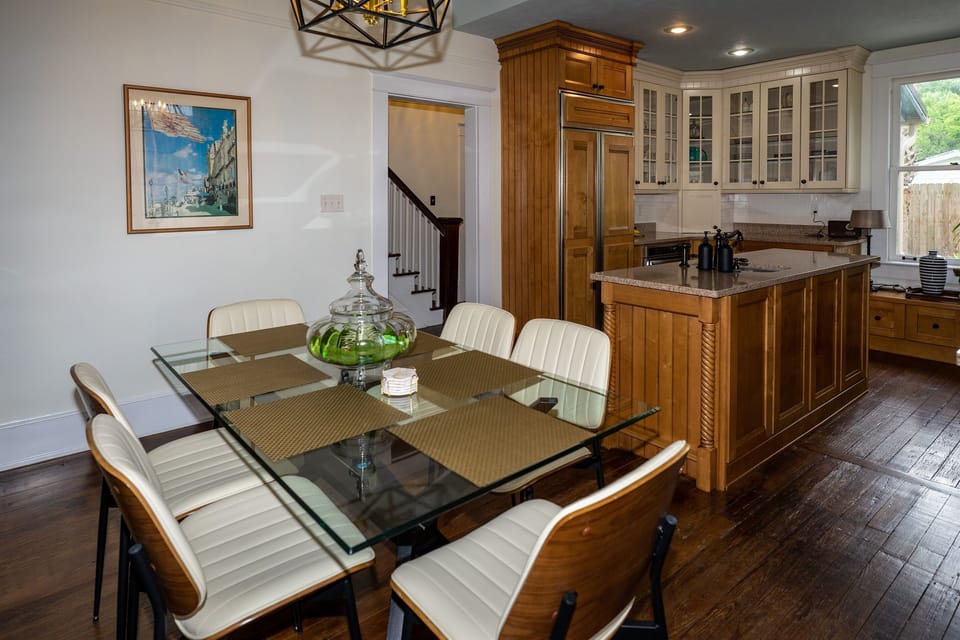 Kitchen / Dining Area