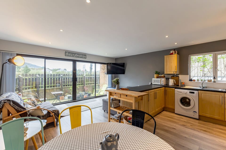 Apartment, Private Bathroom, Mountain View | Dining